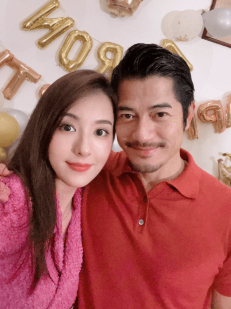 郭富城56岁生日和方媛同框,胡子拉渣太落拓,老夫少妻庆生比蜜甜_郭