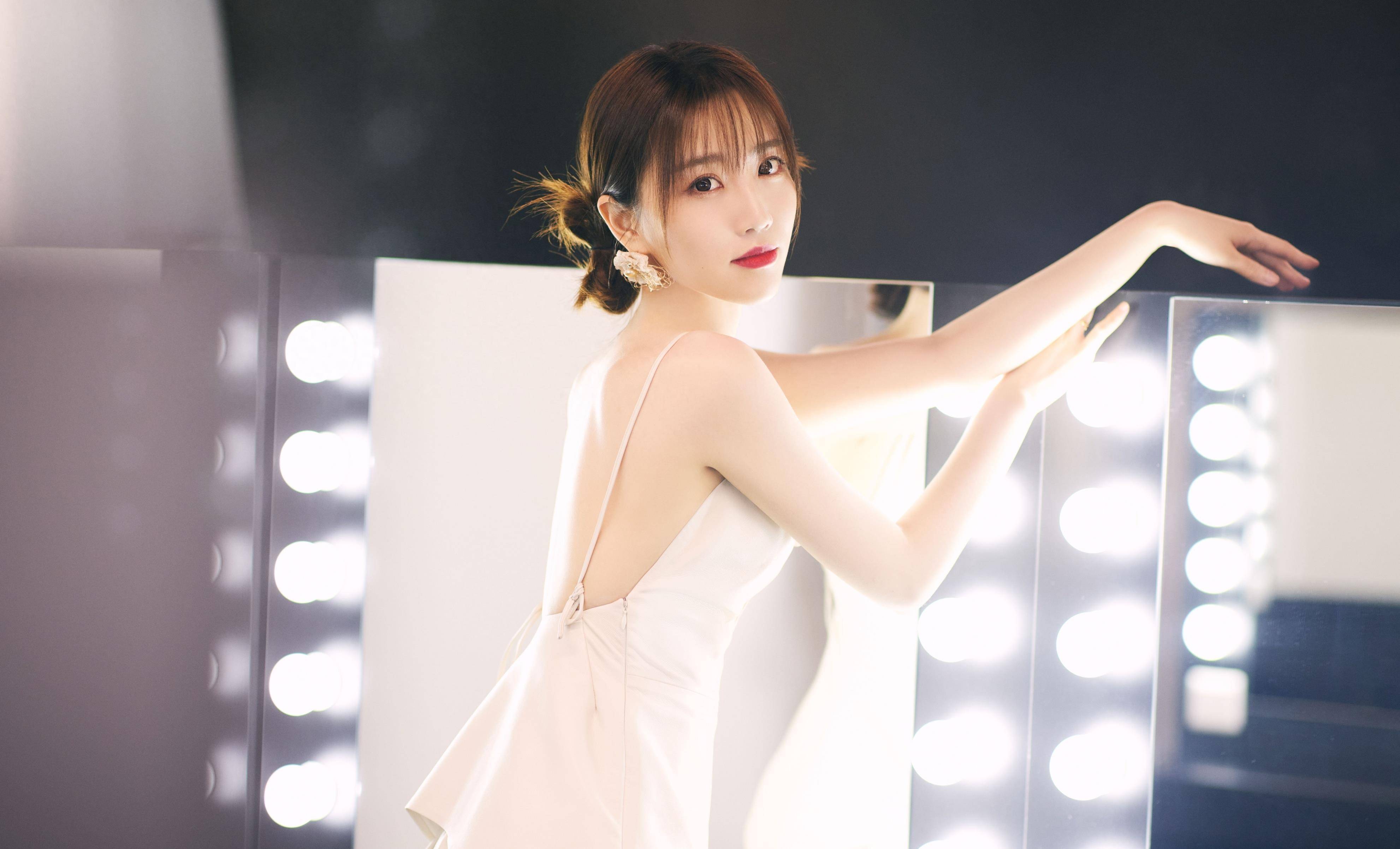 张纯烨的挂脖裙优雅又可爱_的设计_魅力_图片