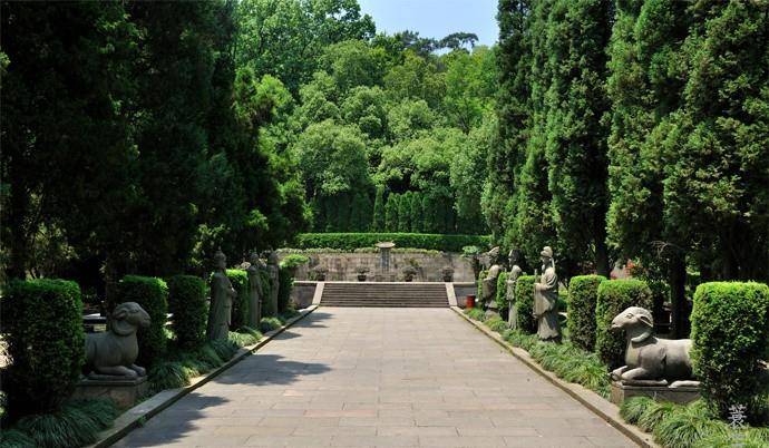 封土上打洞直达墓室,传盗出文物打包价要6亿_钱元瓘_盗墓者_杭州