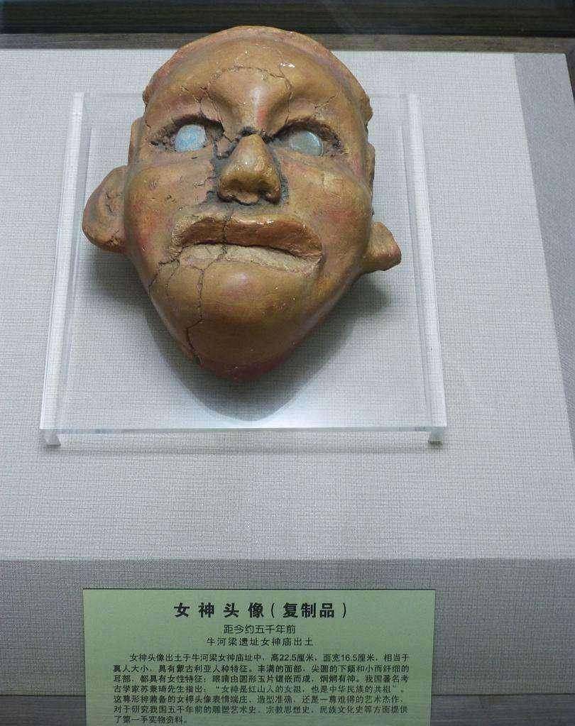 和女神头像同时出土的还有6个大小不同的残体泥塑女性裸体群像.