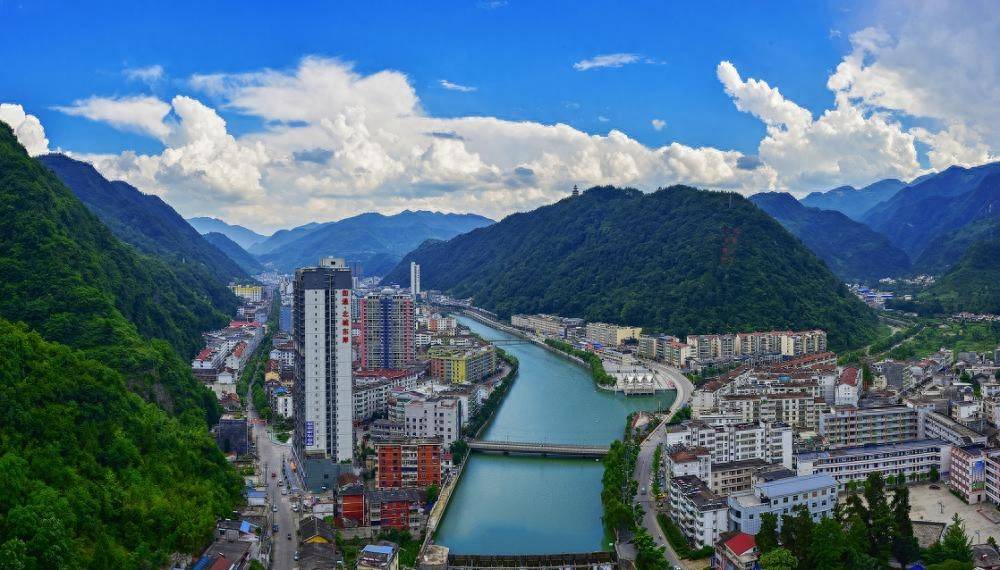 镇巴县城全景今年以来,镇巴县锚定"生态经济示范县"