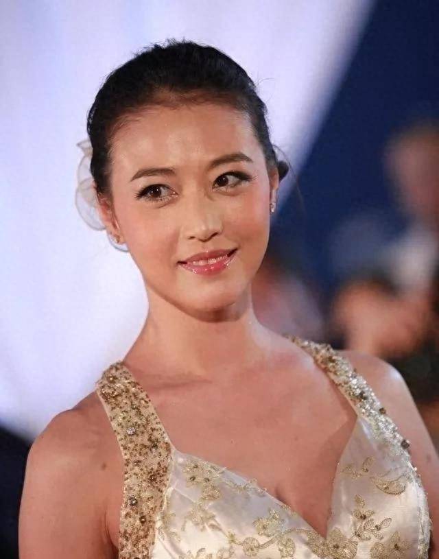 周海媚抹胸吊带连衣裙,性感优雅又大气!_娱乐_明星_朋友