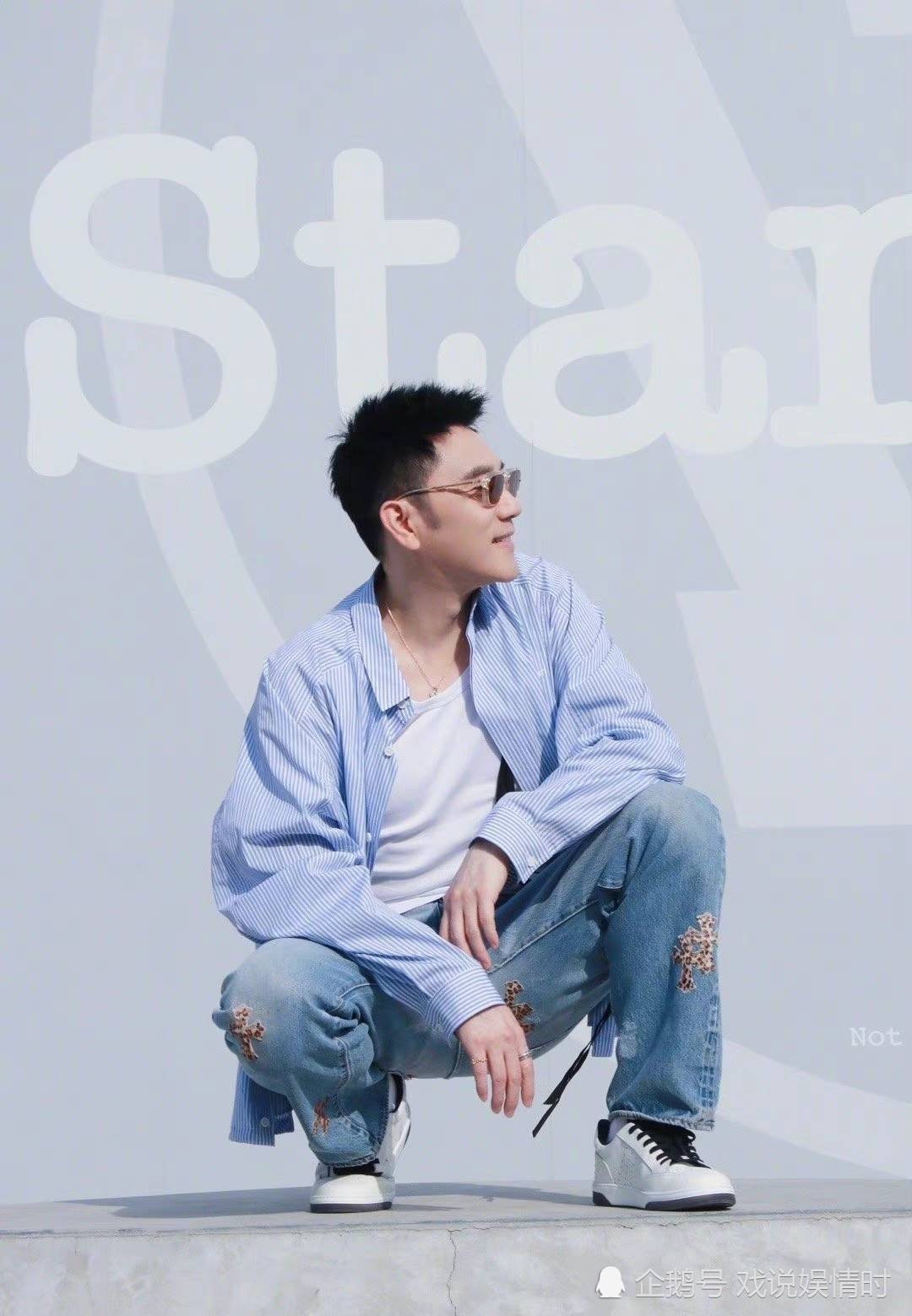 和21年前对比,林依轮的脸庞似乎没什么变化,身材保持的也超好.