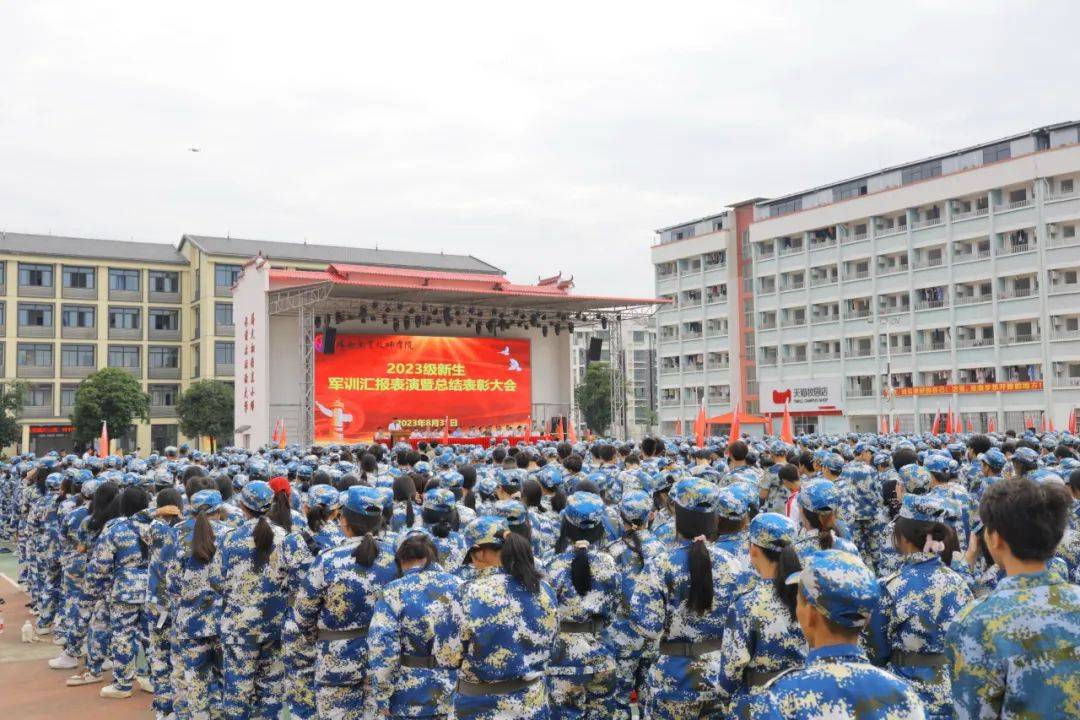 广西科技师范学院军训图片