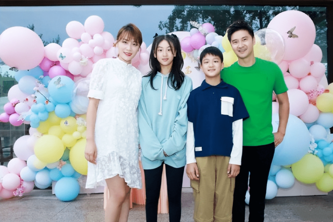 叶一茜晒全家福庆生,脸长得像连身高都差不多,森碟比妈妈还漂亮_显得