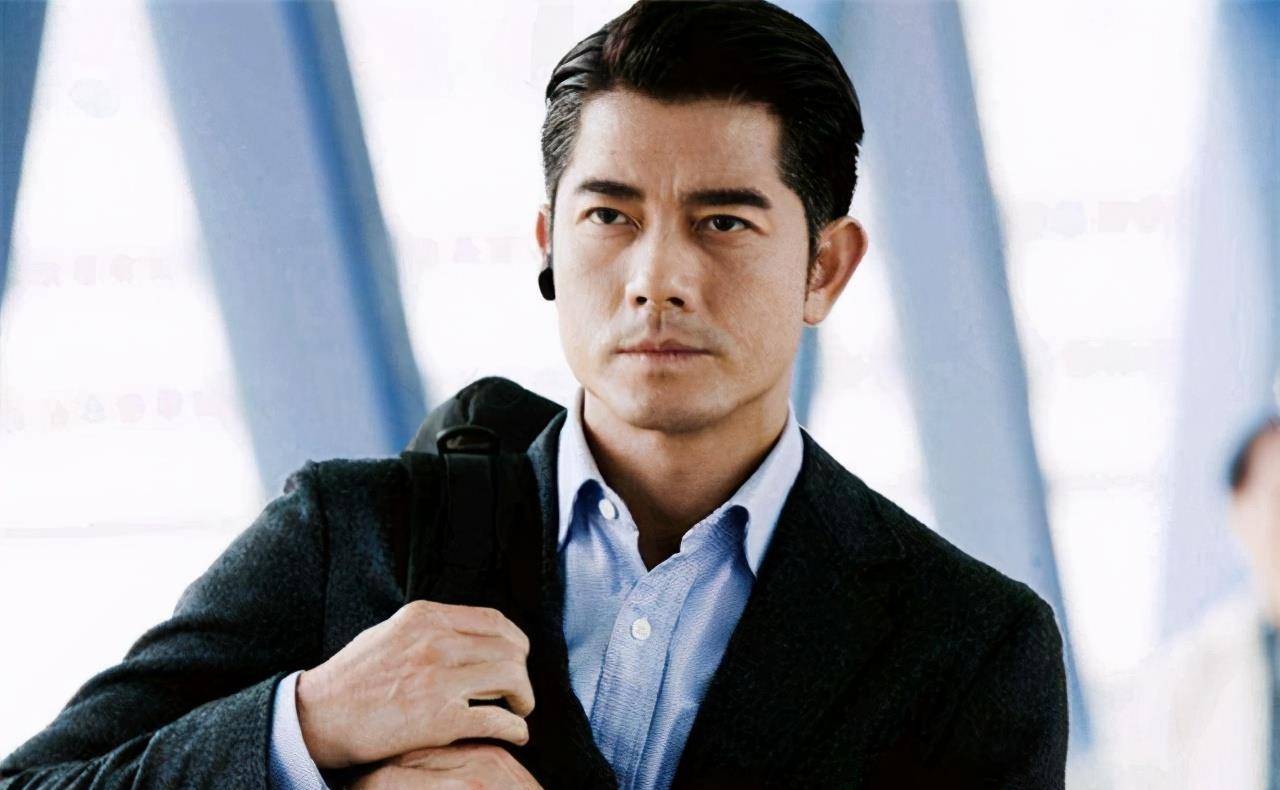 65岁香港男演员转行保安,月入15000:不跟人比,活得