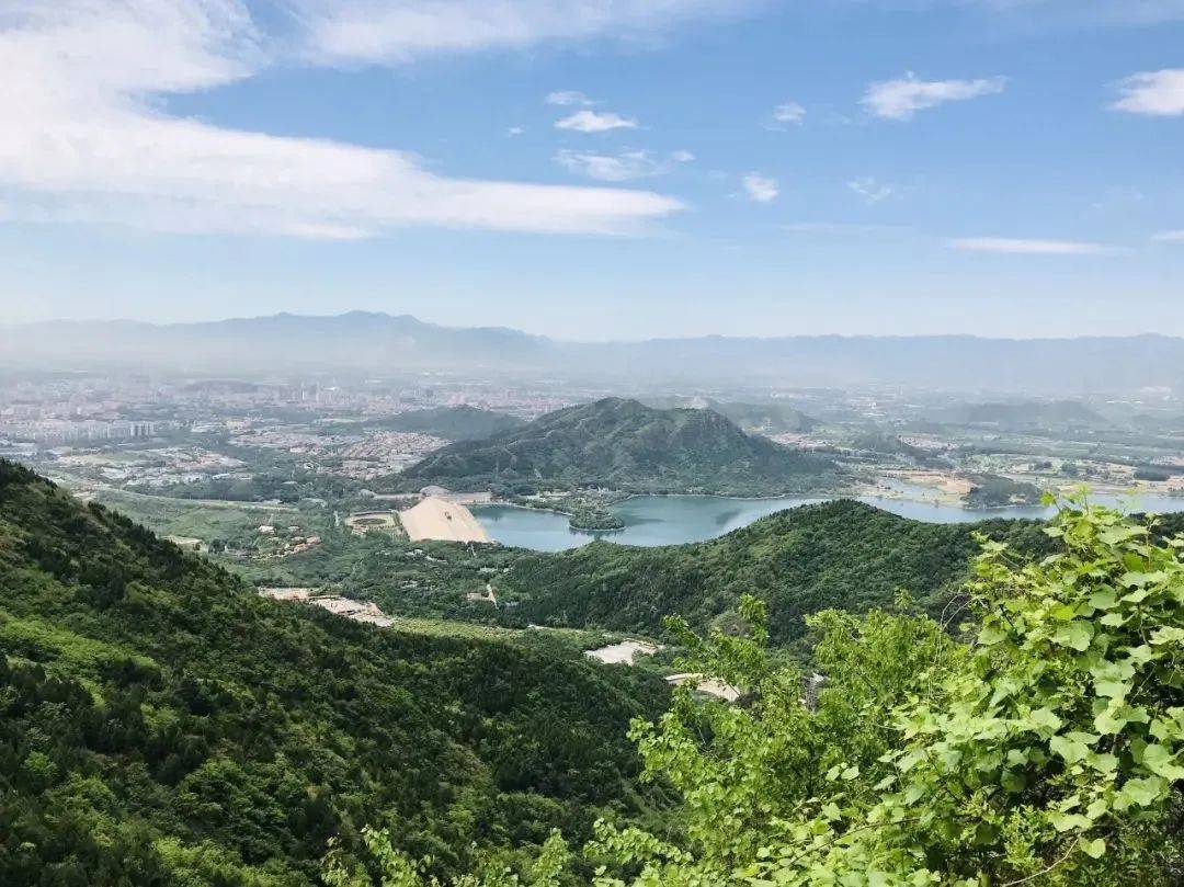 生态方面:周边有万亩滨河森林公园,蟒山国家森林公园,十三陵水库纪念