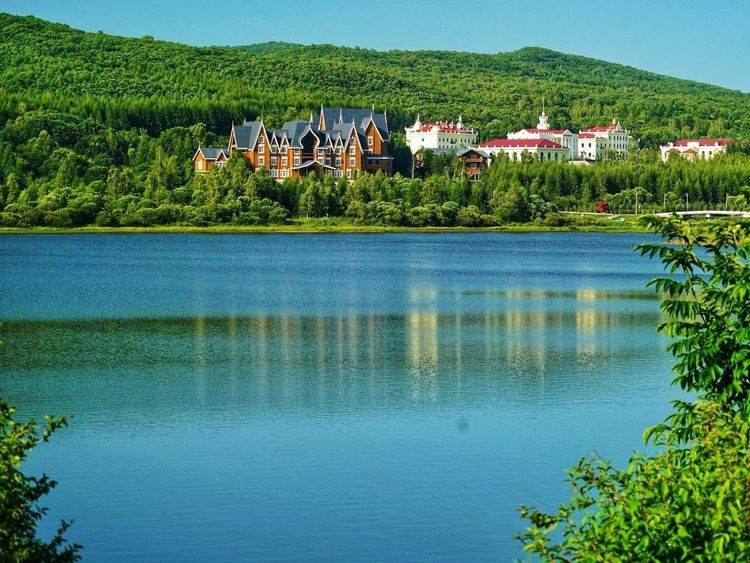 绥芬河是黑龙江省牡丹江市下辖的一个县级市,人口不足10万.