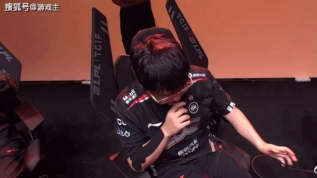 uzi直播自黑图,直言不会ap韦鲁斯连招,没法给网友展示_uzi_比赛_玩家