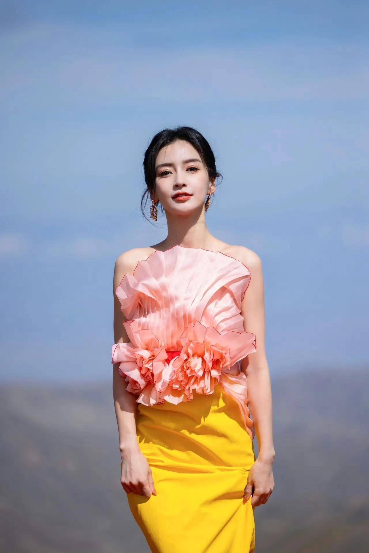 angelababy草原走红毯,粉黄拼接花瓣抹裙穿细高跟,美的移不开眼_礼服