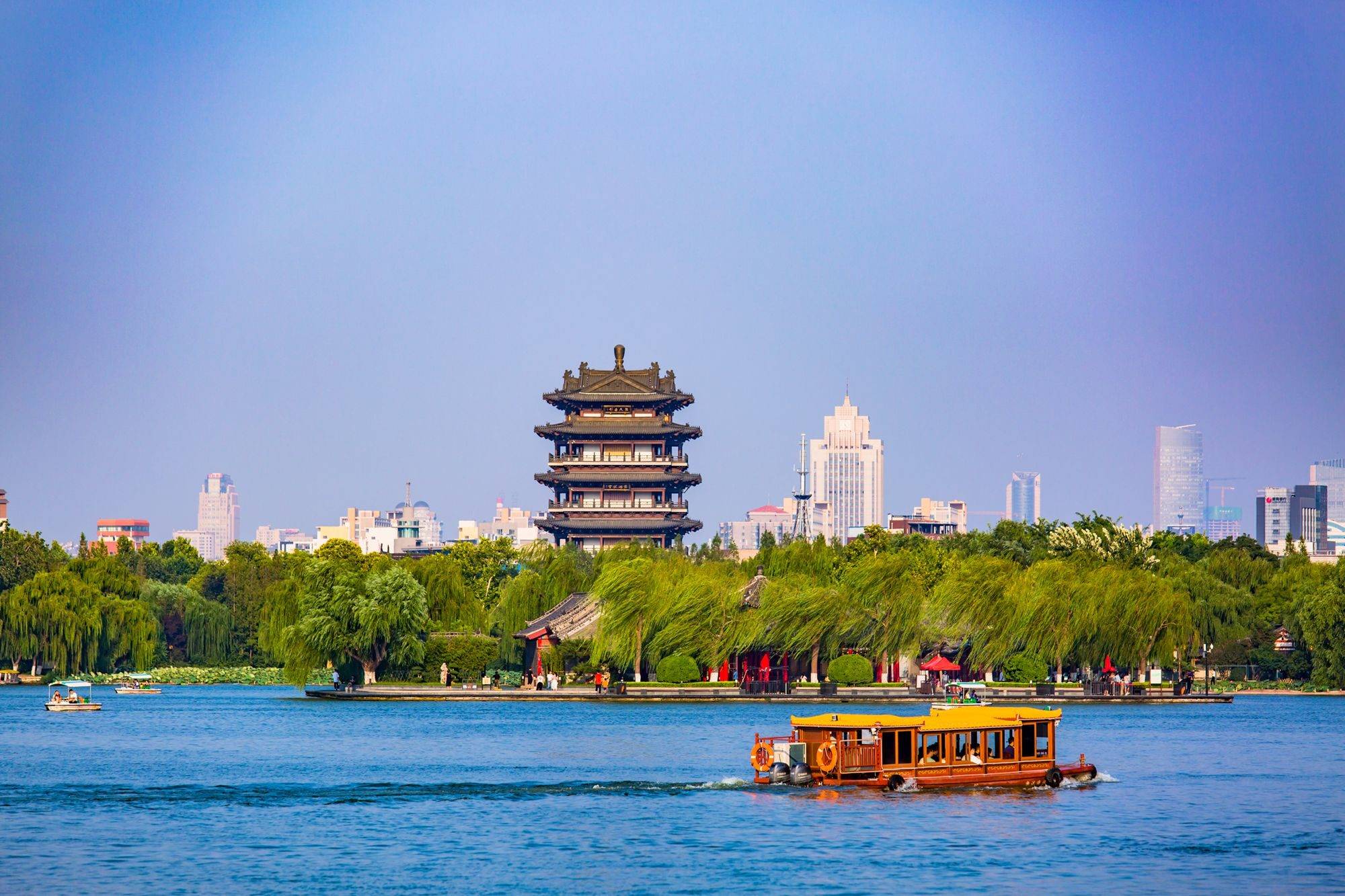济南大明湖,曾被称为"西湖",是中国唯一的泉水湖,风景美如画
