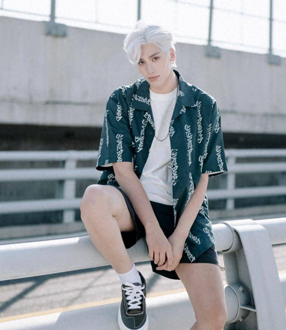 宅男女神做女装,男装却吸引万千少女_女——卡琳娜_衬衫_紧身