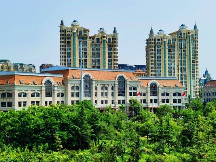 大连小平岛广场的欧式建筑