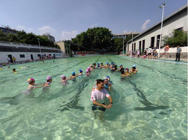 重庆市九龙坡区铝城小学游泳课程开课啦_进行_技能_教练