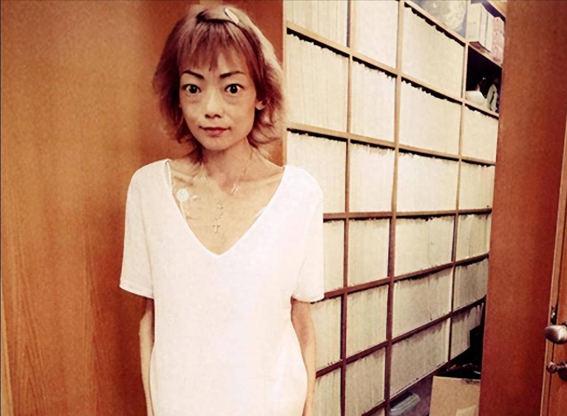 嫁入豪门8年,体重减至区区44斤,年轻模特伍智恒如今过得怎么样?