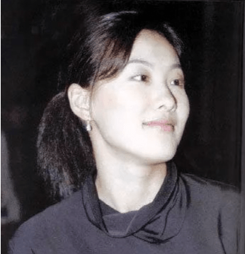 跳水明星伏明霞,深夜独自一人拉着行李箱,疑似离婚