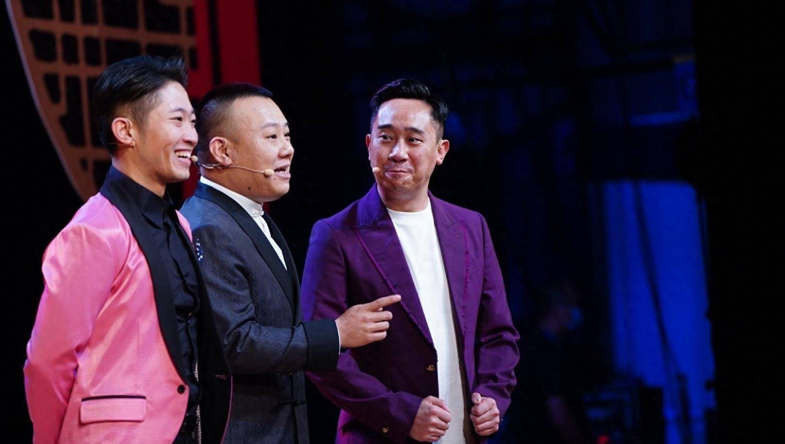 在打开知名度之后,贾玲带着一帮喜剧演员,在各大卫视靠着喜剧节目增加