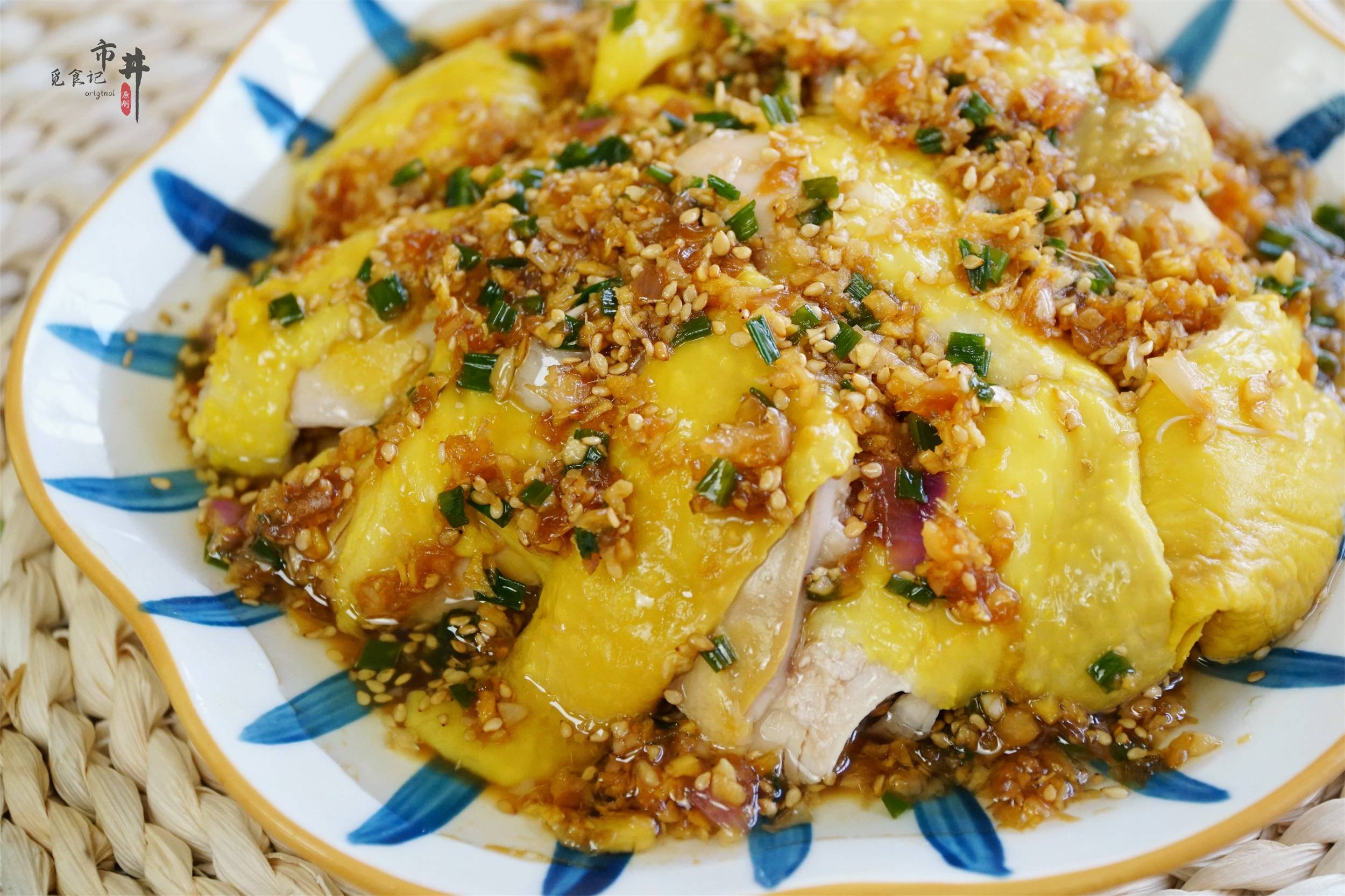 5,把调制好的葱姜汁淋在鸡肉上鸡块,鲜嫩美味的葱姜捞鸡就做好了.