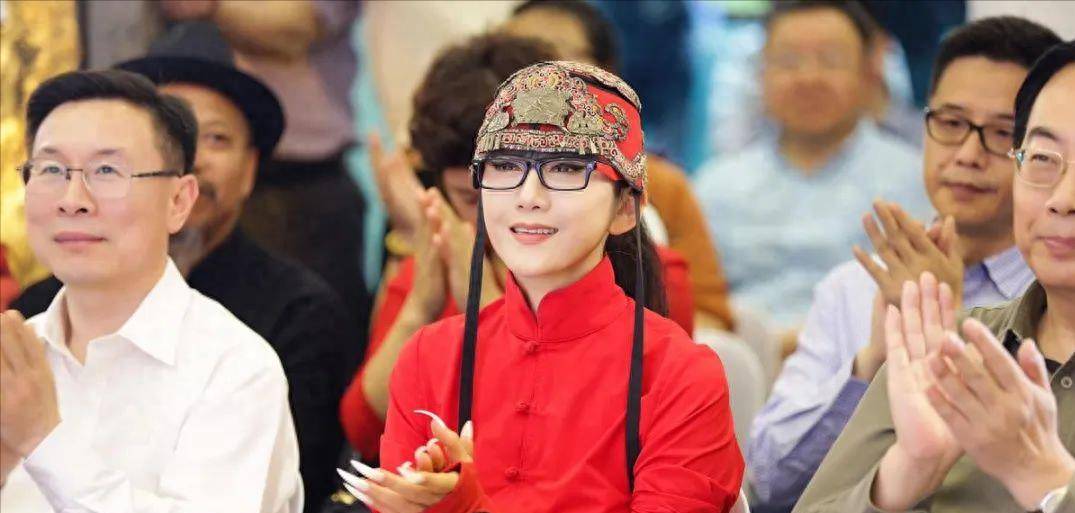 64岁的她事事依赖男助理,跳着"阴阳"之舞,她现在怎么样了_杨丽萍_舞蹈