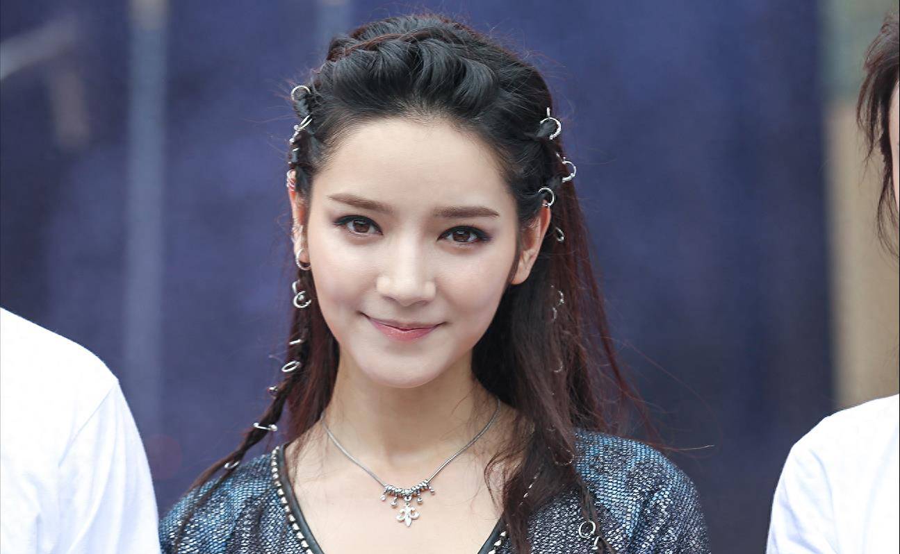 "顶流大花"迪丽热巴的感情扑朔迷离,绯闻不少,就是没遇见真爱_佟丽娅