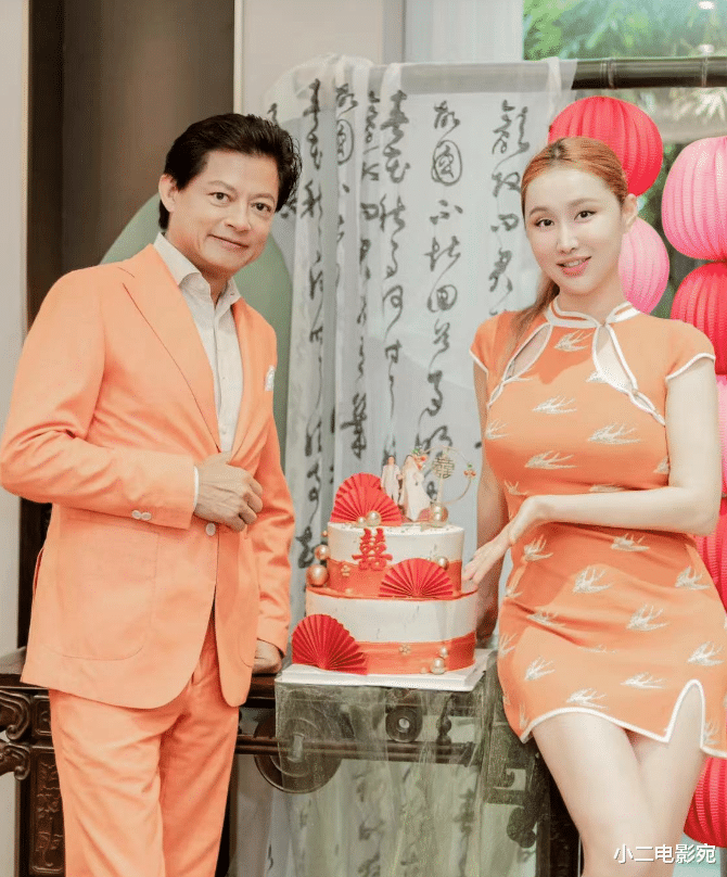 64岁莫华伦新婚后办回门宴,小31岁娇妻穿旗袍露大长腿,惊艳全场_王