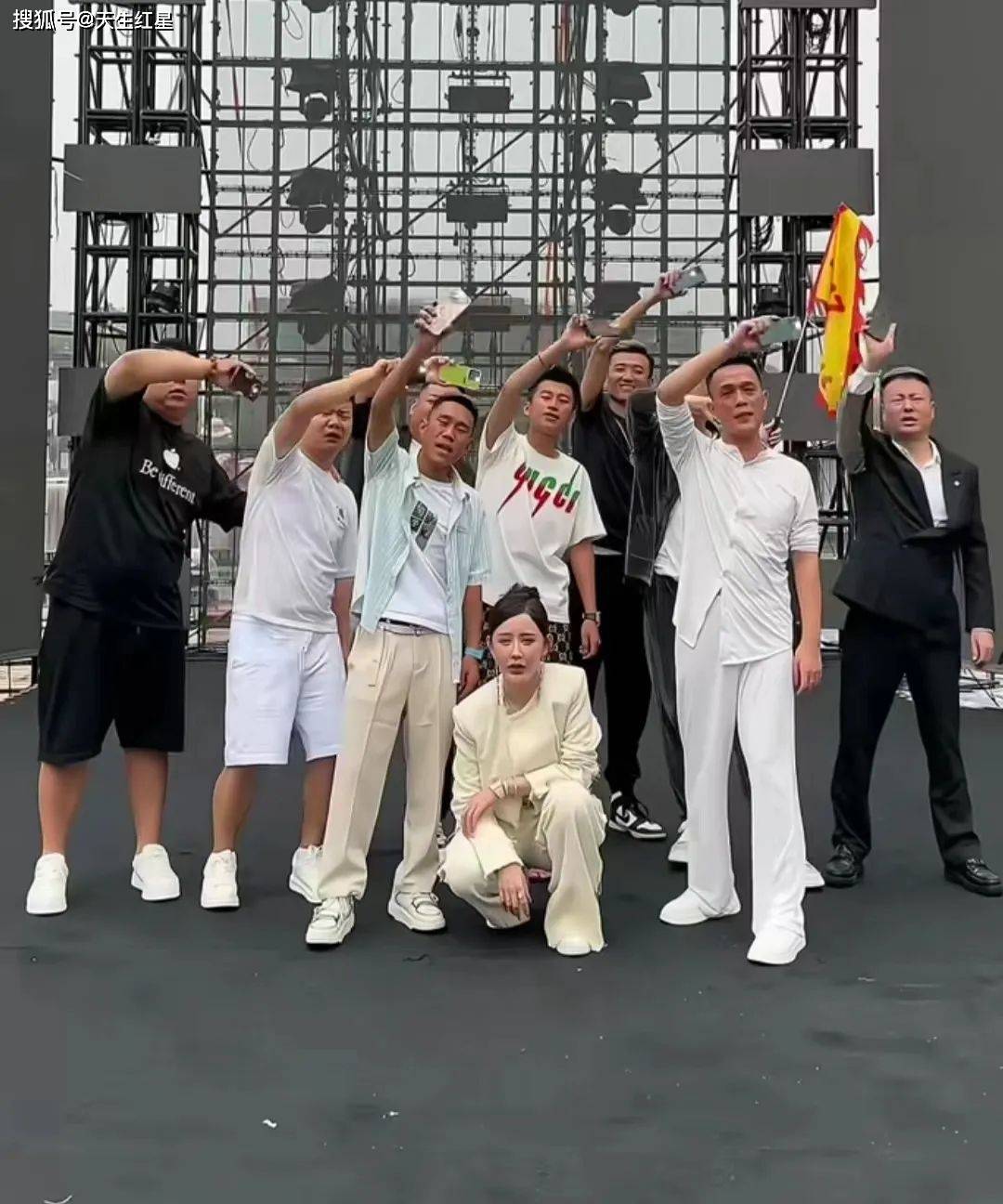 网红四姐深圳开演唱会,明星网红歌手云集助力,最感