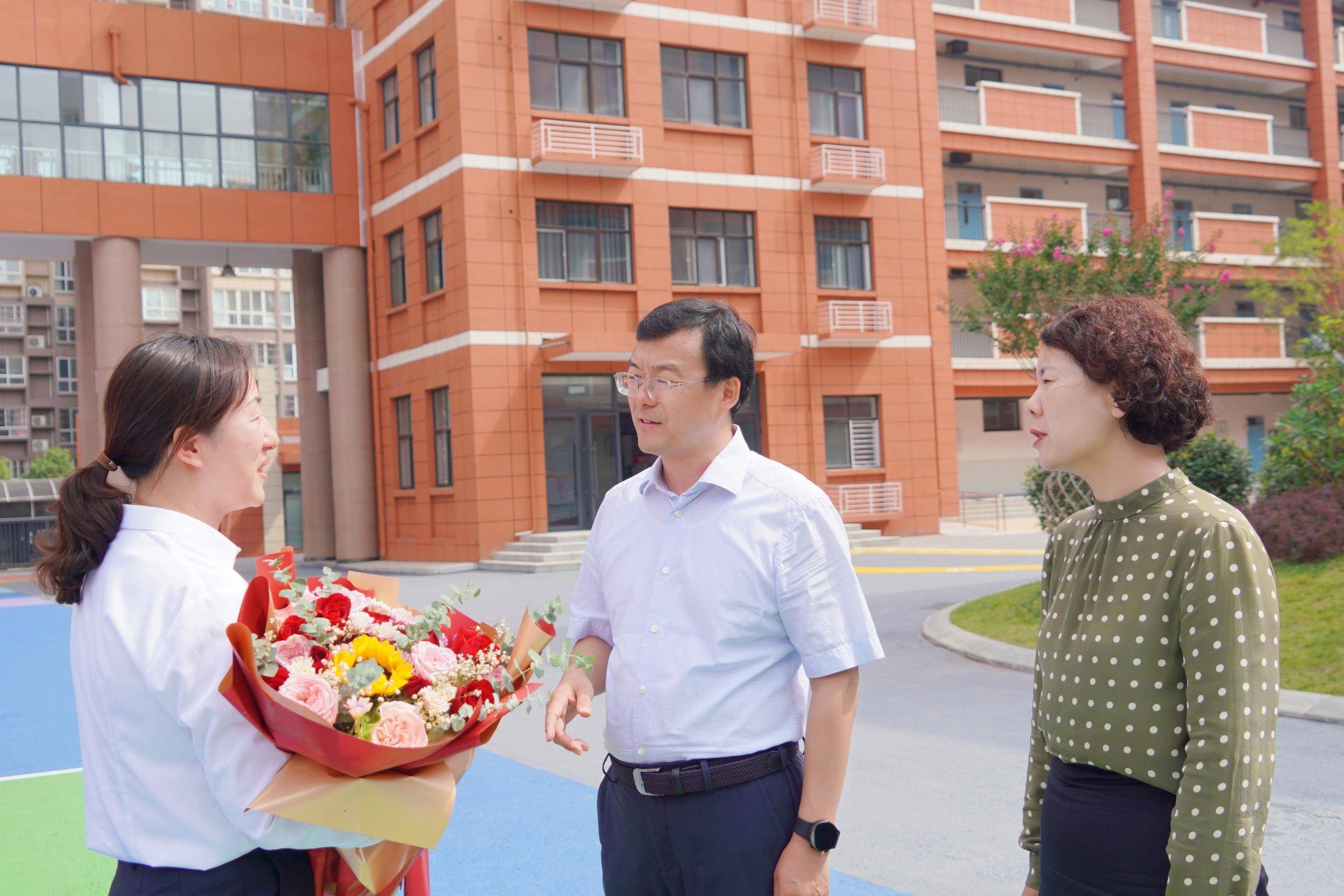 致敬筑梦人 关怀暖师心—宝鸡市委副书记,渭滨区委书记段小龙开展教师