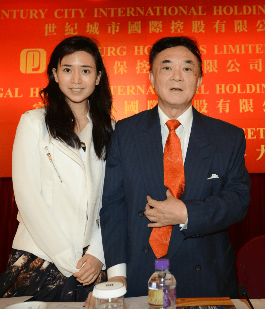 内地社交平台,公开庆祝44岁生日,长相神似侯佩岑_罗宝文_鹰君_罗鹰