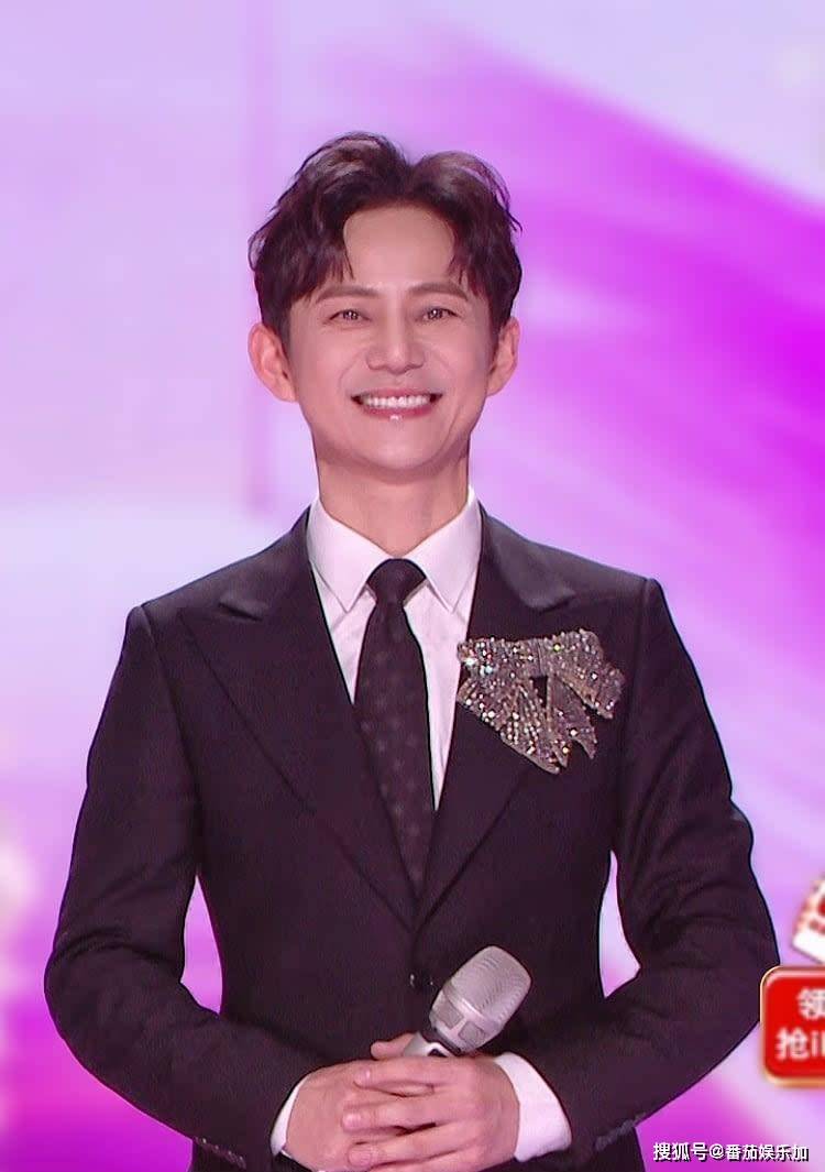 主持何炅心痛发声"走在路上突然会崩溃,都会过去的"评论区沦陷_工资