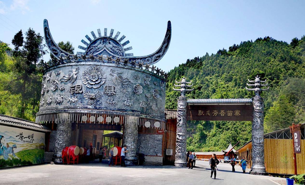 穿寨子而过,有汩汩的流水,河床很浅,鹅卵石历历可见,小鱼在溪水里悠闲