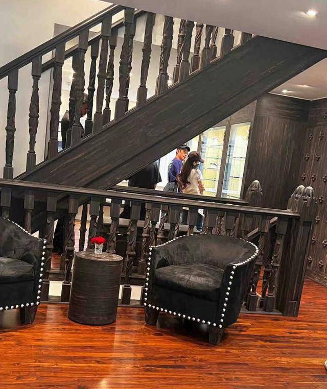 都说感觉郭富城对老婆很好,不仅经常陪老婆一起逛街,还给提着大包小包