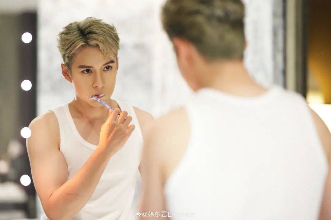 大概是看内娱男明星的直板身材都看吐了,韩东君这种凹凸有致的,就很