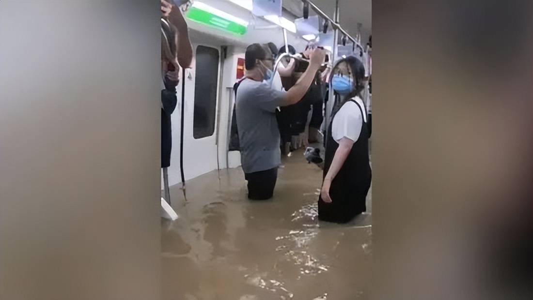 香港遭百年一遇暴雨 女子被狂流冲倒