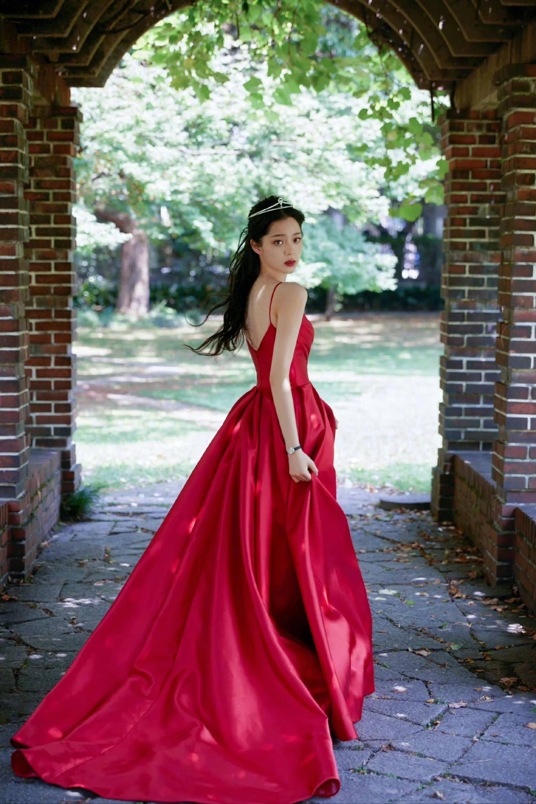 23岁欧阳娜娜近照,蓝色长裙一览无余好身材,"二次发育"很惊艳_的设计