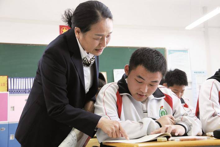 55岁退休女教师援疆支教_陈春莲_新疆_温泉县