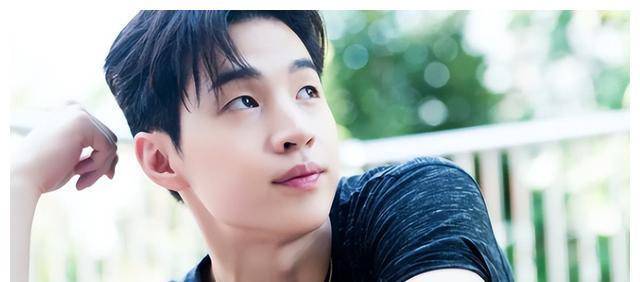 不知分寸刘宪华:把脚塞进别人嘴巴里,当众对热巴做出不雅举动_张艺兴