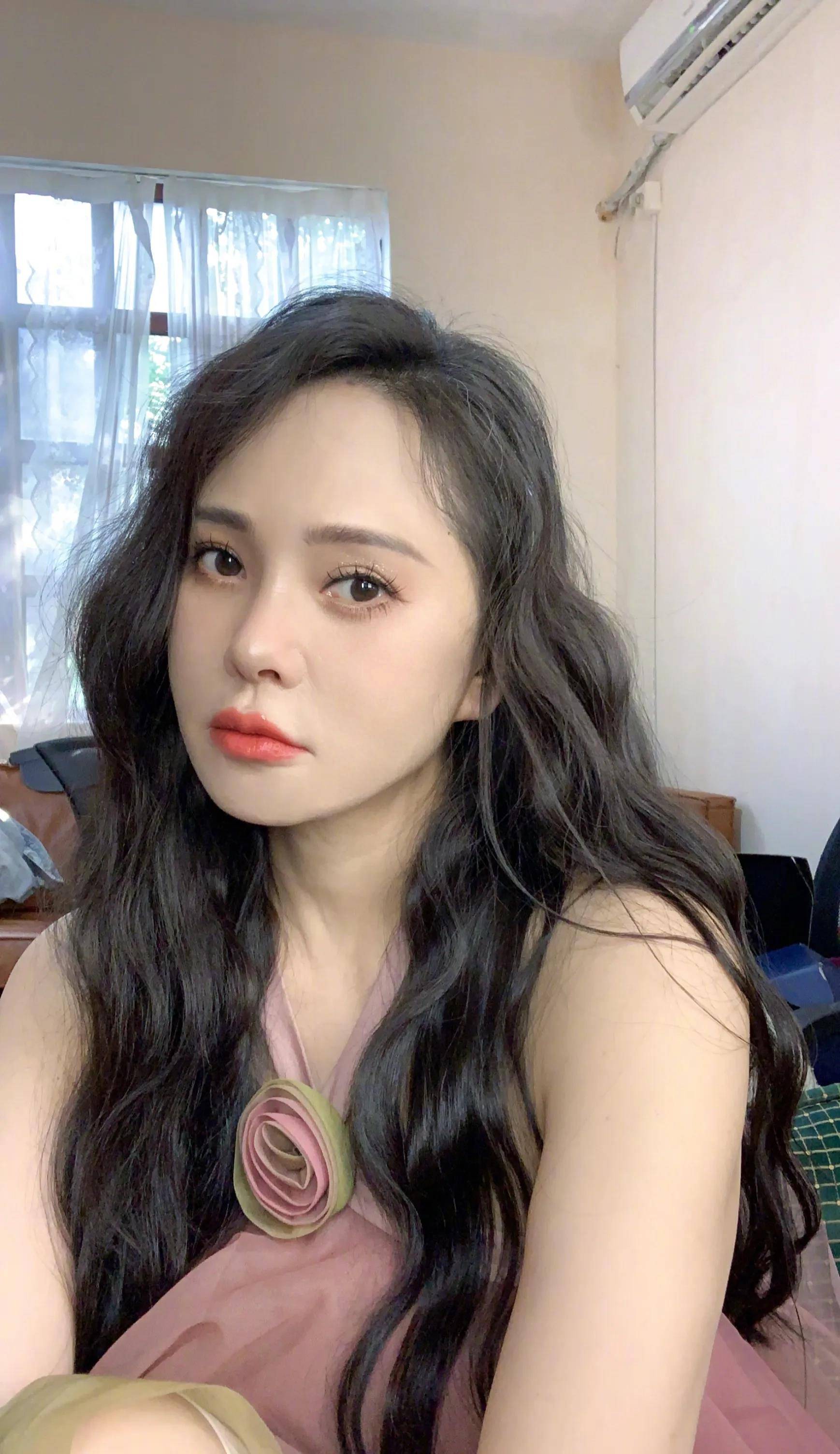 伊能静晒秦昊送的巨型玫瑰,穿粉色挂脖裙娇俏可人,一点不像55岁_很