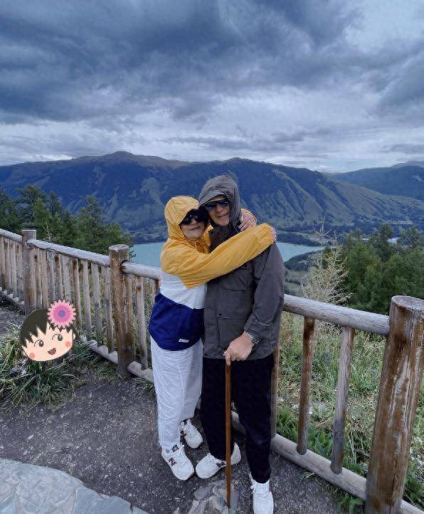 沈腾出钱让姐姐带父母旅行,沈爸沈妈搂脖牵手合影,比小年轻还甜_沈娜