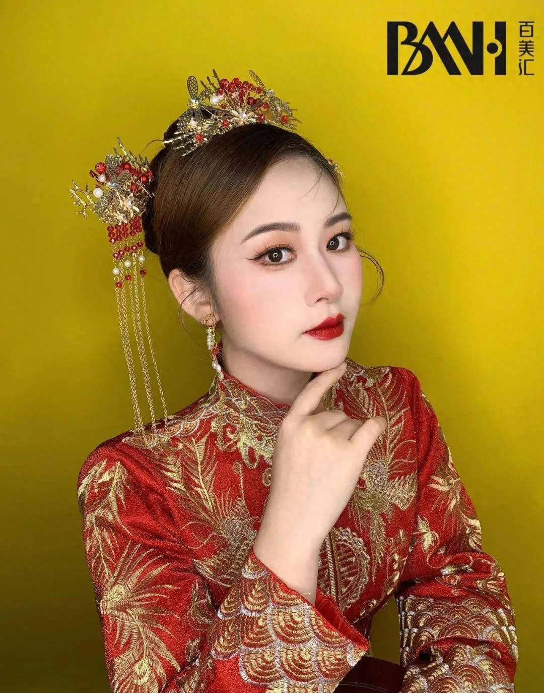 一颦一笑动静之间都有温柔中式新娘妆容和发型始终创新可端庄优雅
