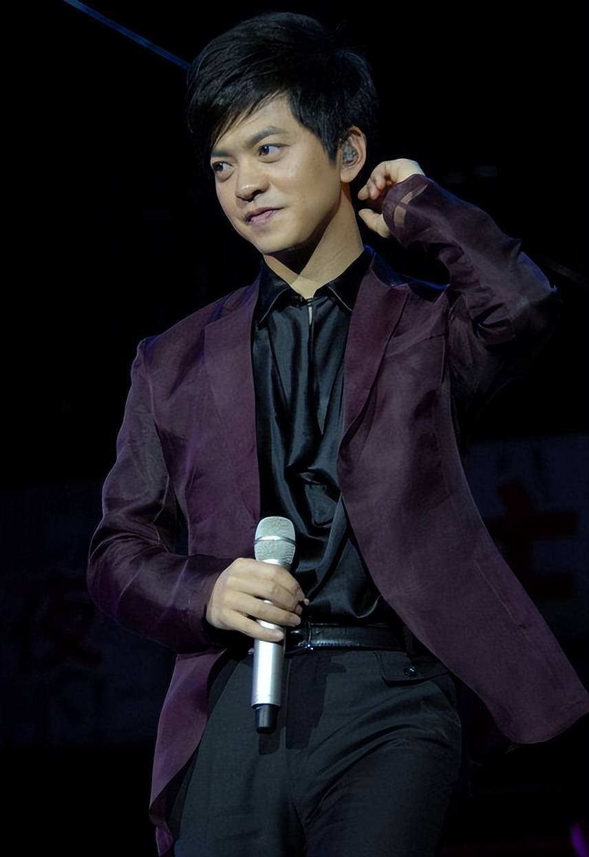 回头再看李健上《好声音》当导师时,刻意躲开那英,真是太聪明_刀郎