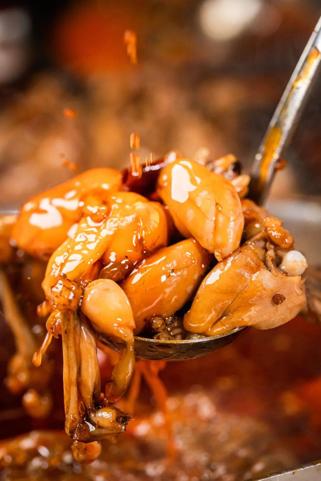 瞧瞧咱这八块腹肌,宽阔的背肌和大长腿,妥妥的"健身教练级别的猛男"