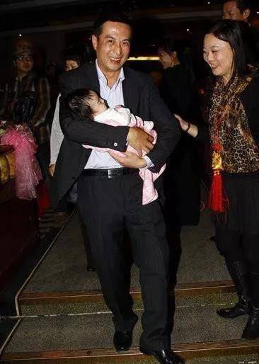 国家著名演员张嘉译经过两段感情史,现如今爱情事业双分丰收