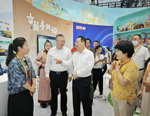 区委常委,宣传部长李金克(左二)△竹山县委常委,常务副县长明昌艳