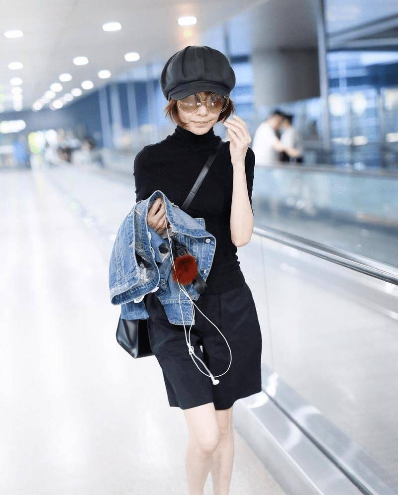 53岁鲁豫整容变美!机场穿修身裙,时尚又曲线美!_相关_衣服_显得