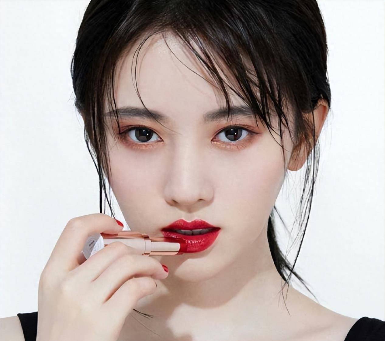 鞠婧祎有金主爸爸,公司其他女艺人也如此,应饭局认金主拿资源_女明星