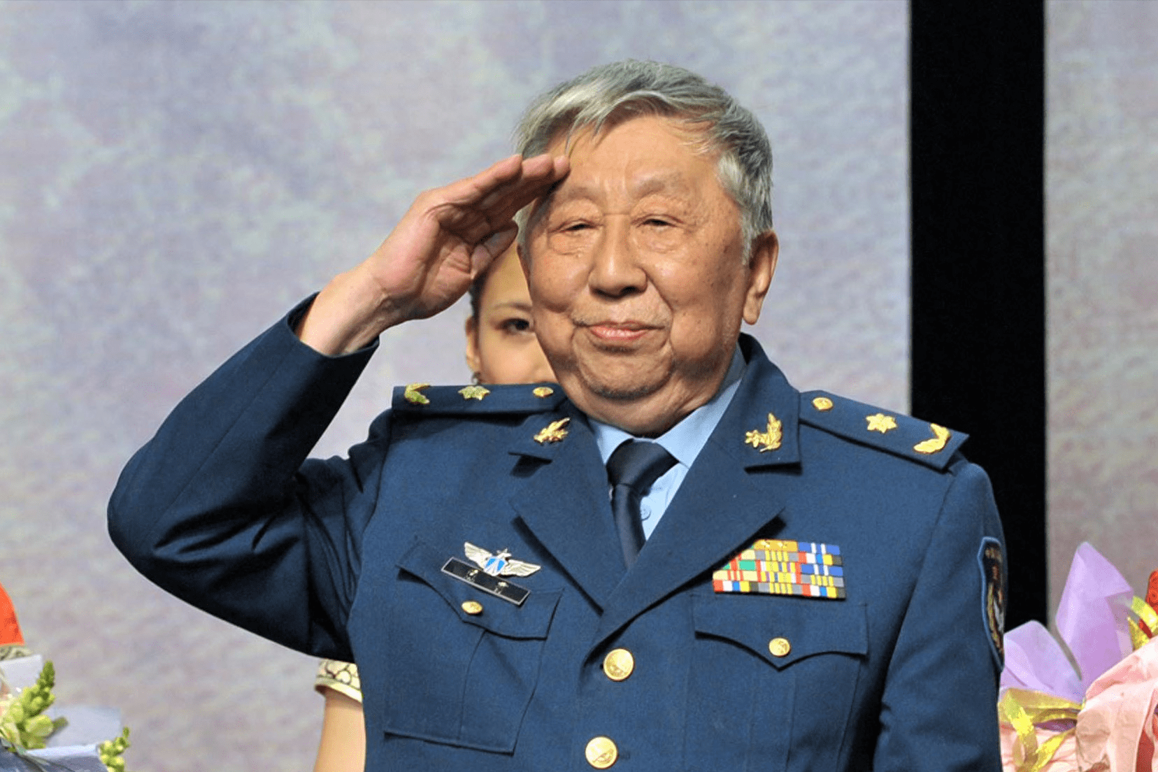 阎肃:和妻子恩爱55年,帮儿子娶小15岁娇妻,千万遗产换不来安宁