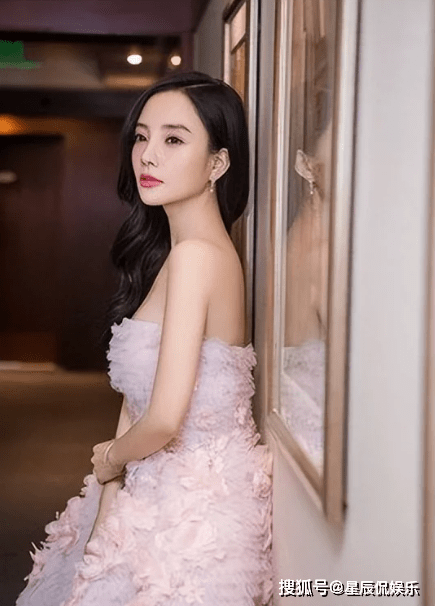 李小璐复杂情史:出道后拿下李晨,跟韩庚街头亲吻,婚内红杏出墙_明星