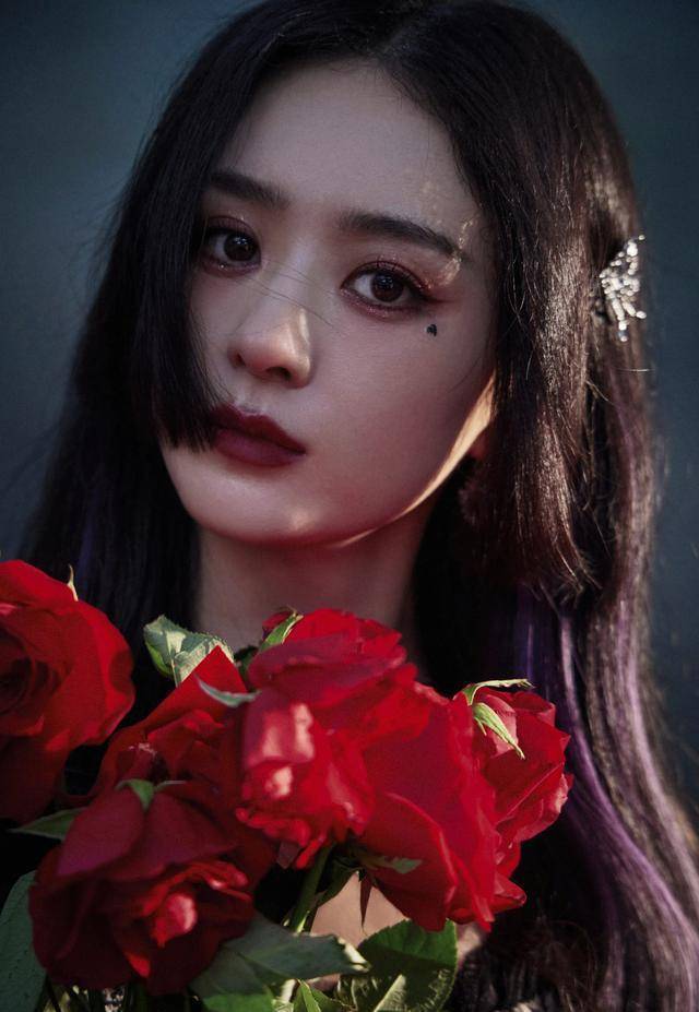 赵丽颖暗黑玫瑰造型好美,暗黑系妆容与鲜艳玫瑰搭配形成鲜明对比_小甜