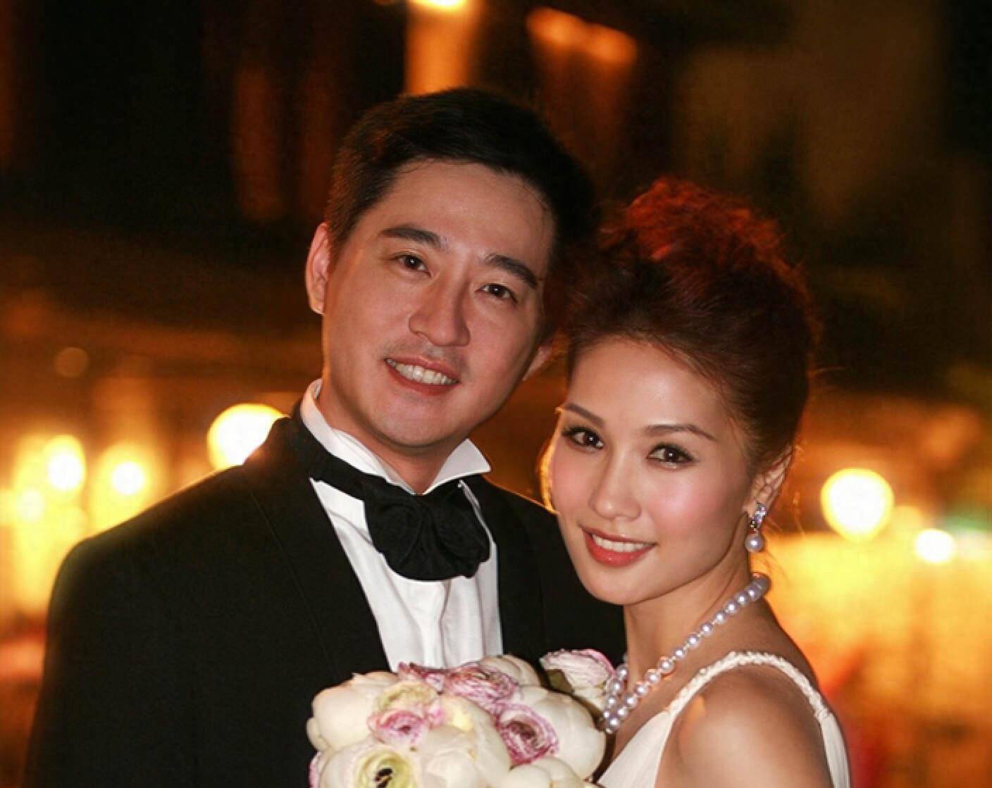 结婚后,袁彩云移居加拿大,并与丈夫生下了一个女儿.