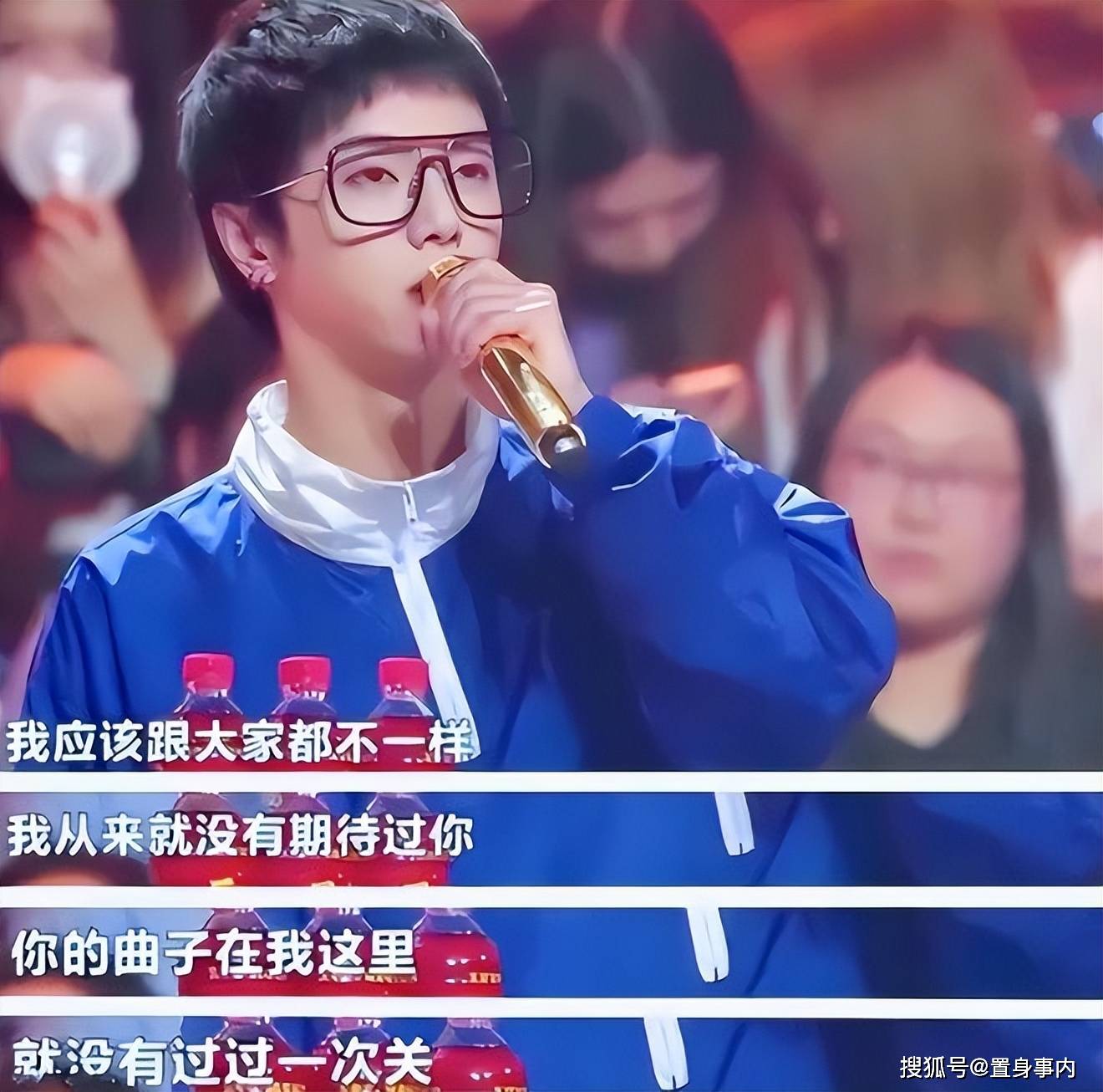 演唱会屏幕上的恶评,将华晨宇的"自我感动",展现得一览无遗_网友_评价